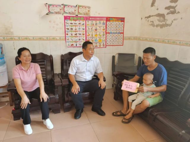 宁明县领导分赴各地开展"八一"慰问活动_腾讯新闻