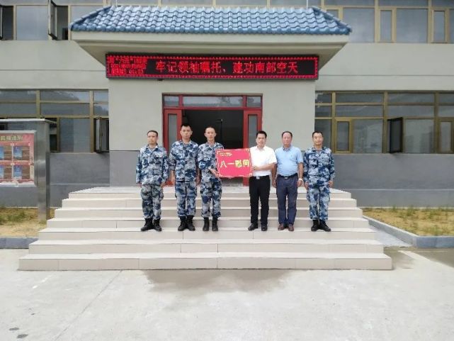 县领导周诗翔(右二)到峙浪社区看望慰问参战民兵县领导岑小耿(左一)