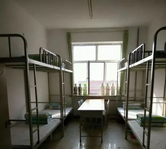 女生8人间△ 男生六人间哈尔滨华德学院宿舍人数:4-6-8人间.