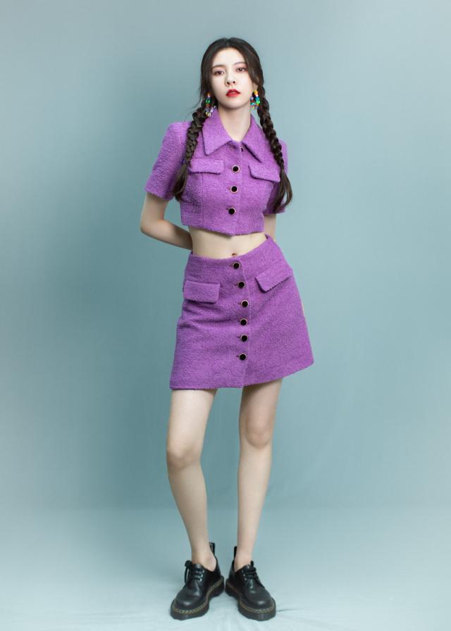 宋妍霏大夏天还穿毛呢,露腰装配半裙看着又很清凉,是热还是冷?