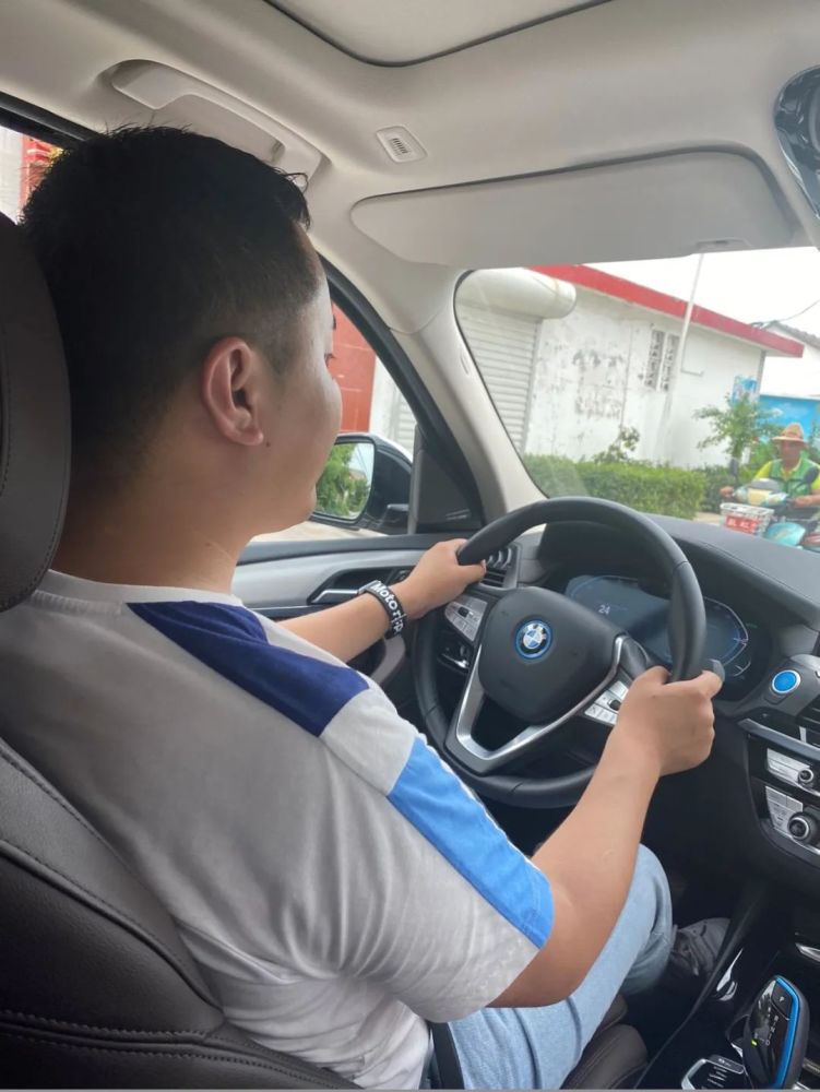 宝马ix3续航大挑战美女帅哥这次把ix3开出了532km