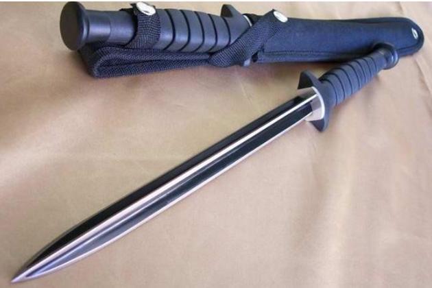 强度,三棱刺刀,就是这样的,在实战中,有较强的威慑力,是军刀中的"最强