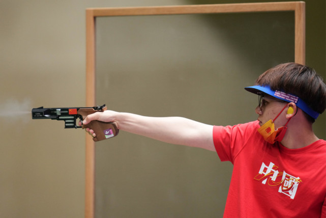 东京奥运会射击男子25米手枪速射决赛,中国选手李越宏取得铜牌,另一名