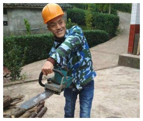 52岁"光头强":热度褪去无人问津,豪车换摩托,娇妻不辞而别