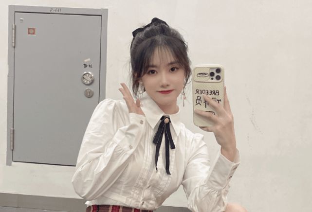 lpl女主持小钰把选手采访到轻生up中单小草包韩服改名我想跳楼