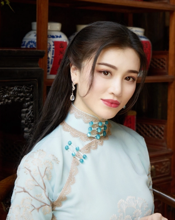 葛天是一名女演员,曾出演《重案六组4》,《青春大爆炸》和《黑暗迷宫