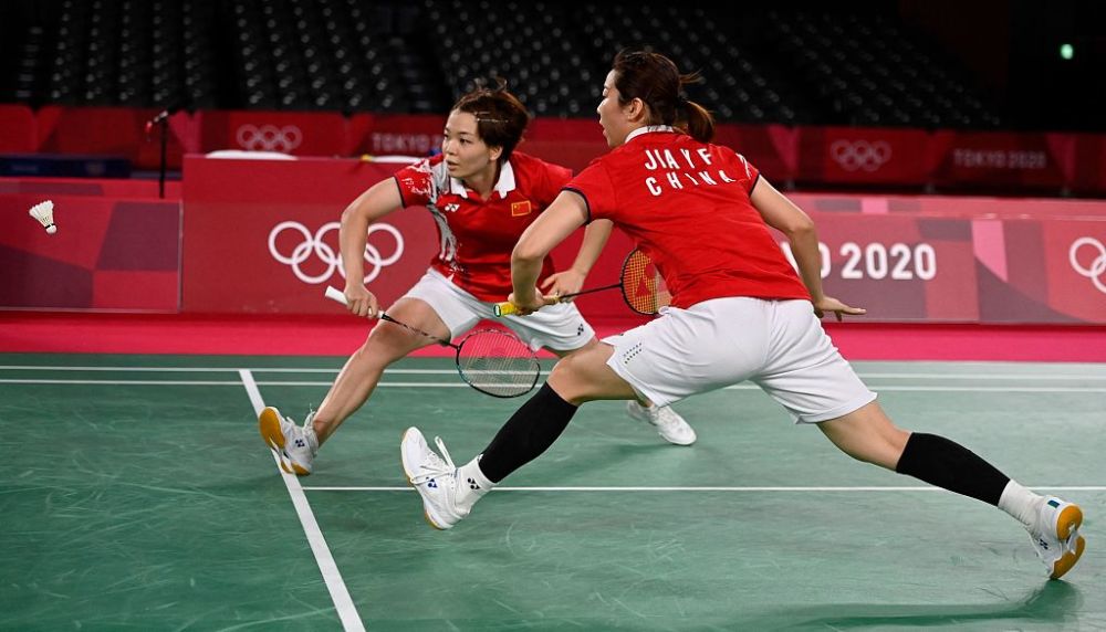 在东京奥运会羽毛球女子双打决赛中,中国选手贾一凡和陈清晨获得银牌