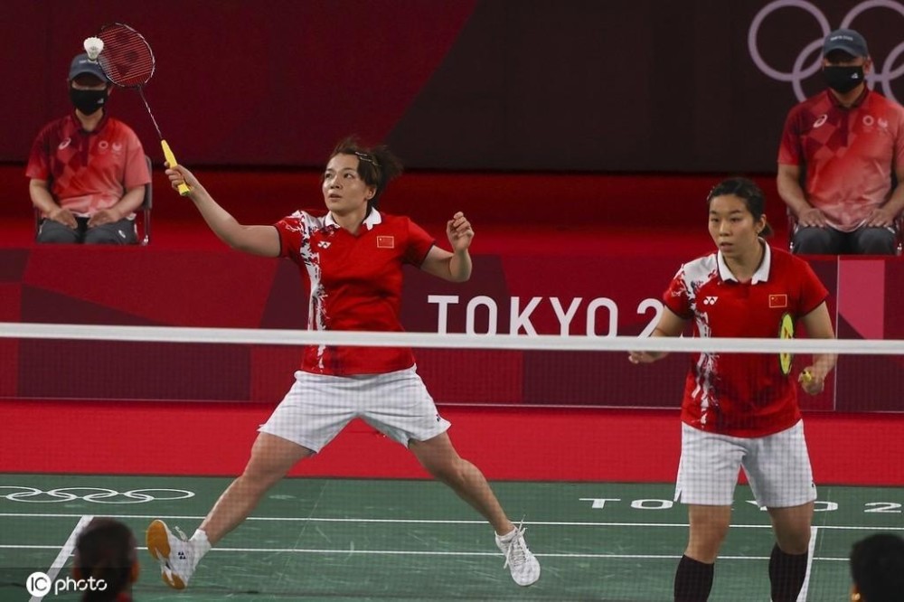 陈清晨/贾一凡在东京奥运会羽毛球女子双打决赛中0-2不敌印尼组合波莉