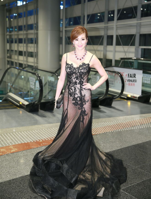 难怪罗霖二婚能嫁给小20岁富二代,穿吊带裙身材饱满,气质太惊艳