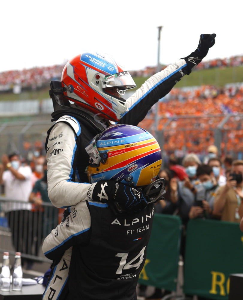 8月1日,阿尔派车队法国车手奥康庆祝夺冠.