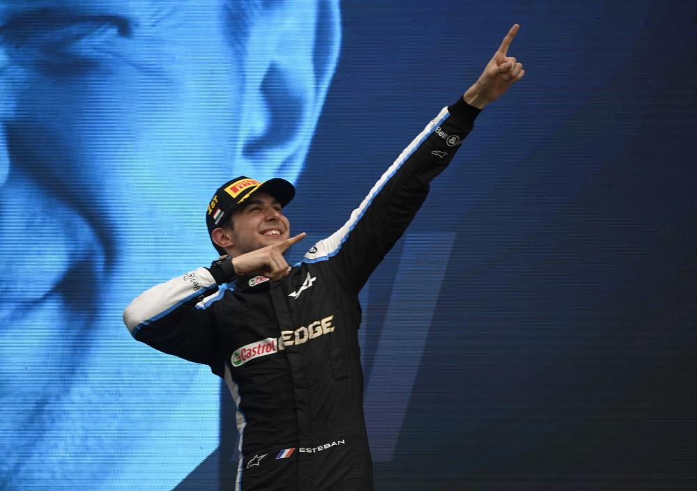 新华社/欧新8月1日,阿尔派车队法国车手奥康庆祝夺冠.