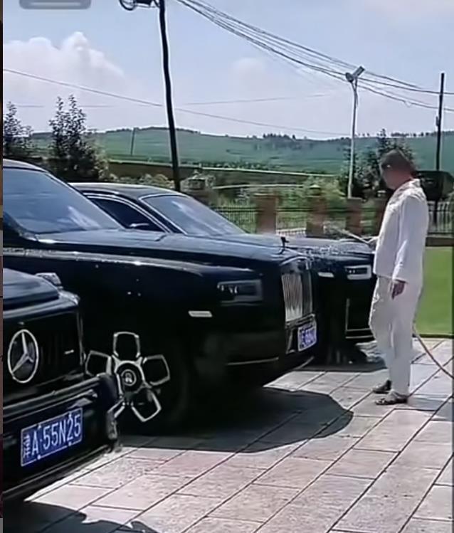直播中,除了有数量顶级豪车被曝出外,二驴的数位保镖也一直陪伴左右
