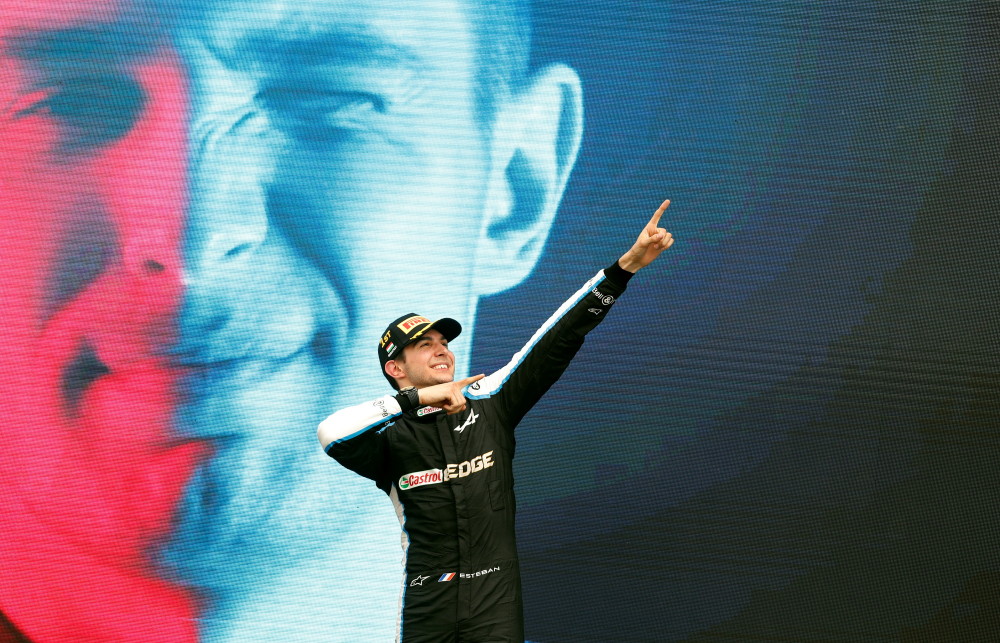 新华社/路透8月1日,阿尔派车队法国车手奥康驾驶赛车在比赛中.