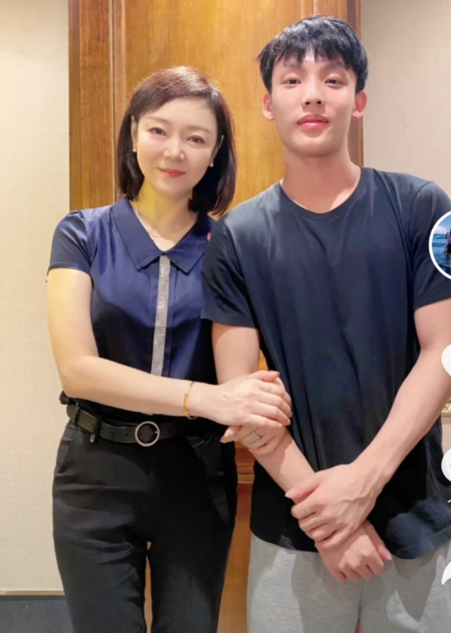 胡明轩母亲晒与广东众将单独合影威姆斯很绅士赵睿母亲显微胖