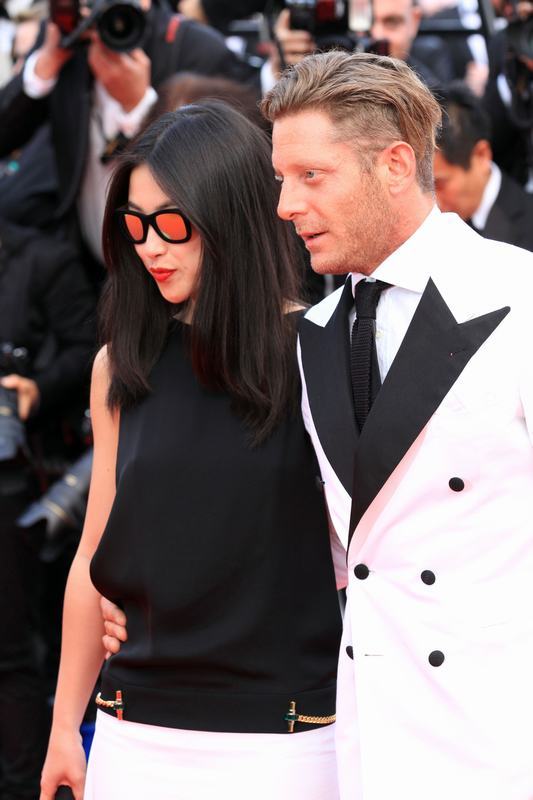 2012年10月12日,花花公子拉波·埃尔坎被媒体拍到和家里经营石油和