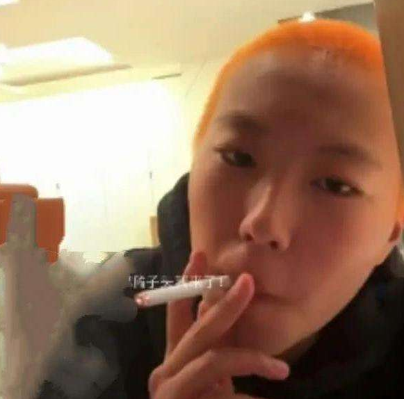 王菲24岁女儿被拍路边抽烟！喷云吐雾像老烟枪，拿烟动作酷似母亲