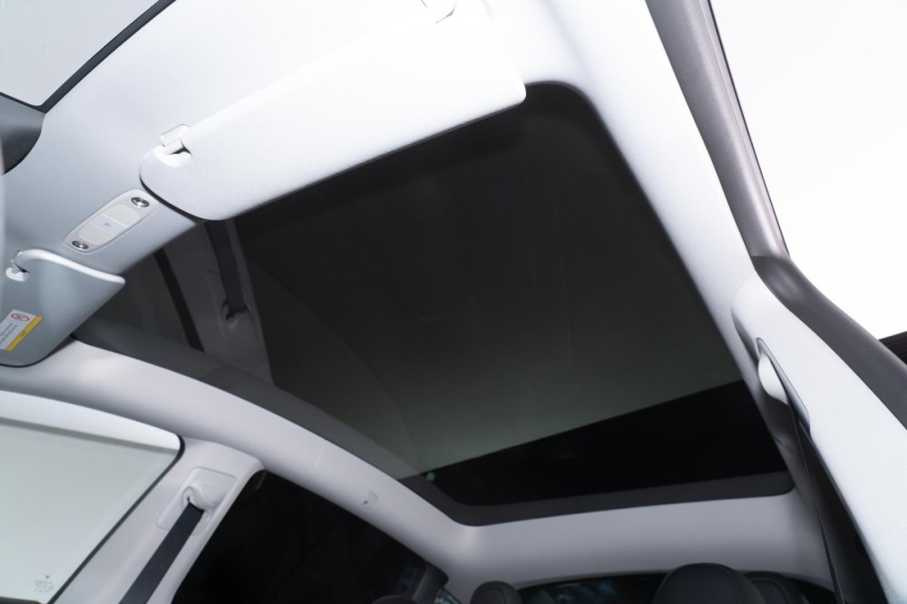 外部配置上,model y全系车型均配备不可开启全景天窗.