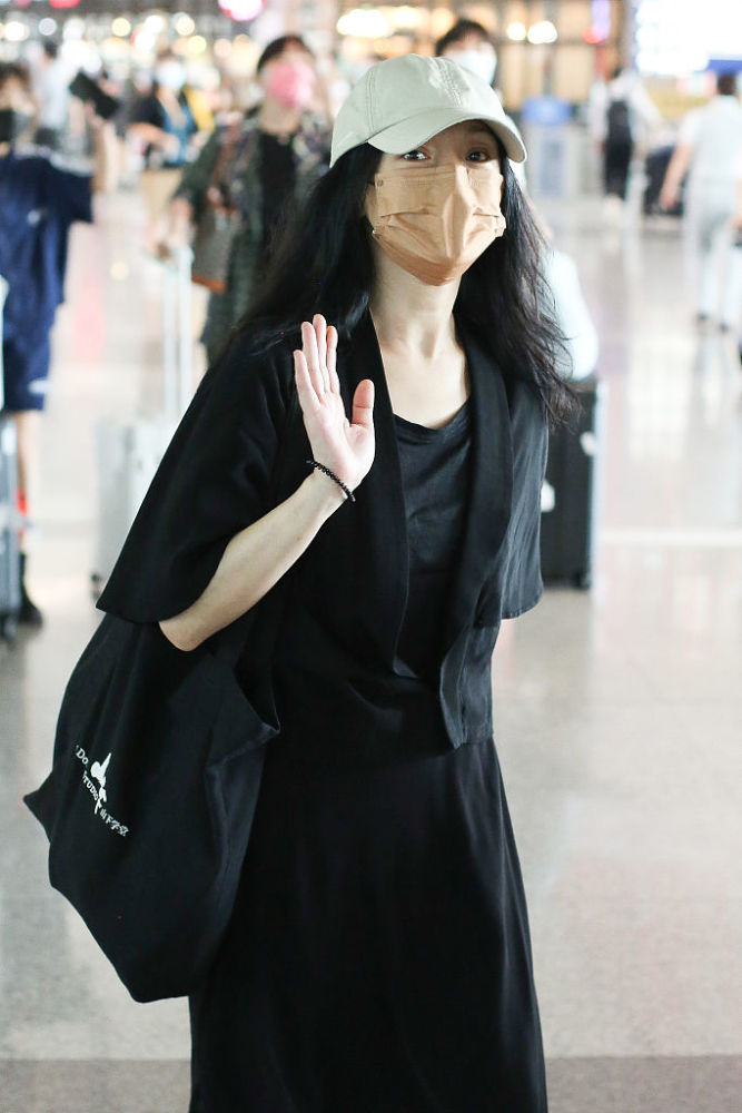 周迅长发飘飘穿黑色长裙气质出众遇镜头微笑挥手亲和满满