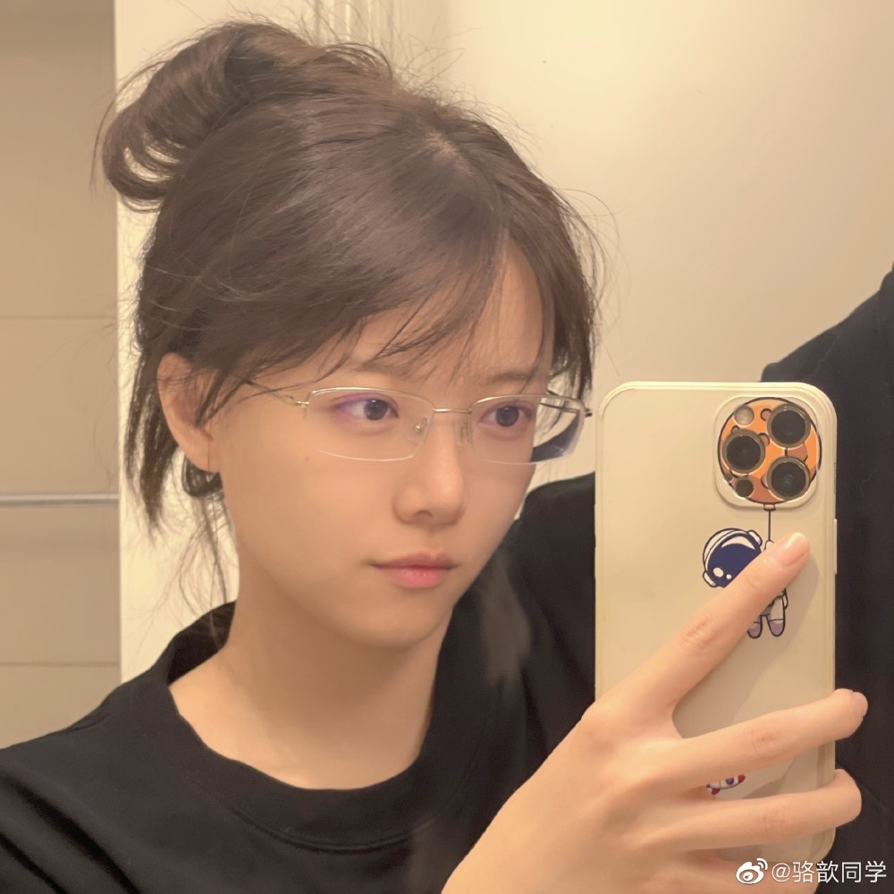 lpl主持人骆歆新眼镜造型引粉丝热议:有点邻家妹妹的感觉_腾讯新闻