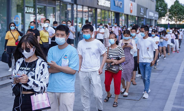 实探郑州新冠疫情防控有人排长队做核酸检测有人不到10分钟完成检测