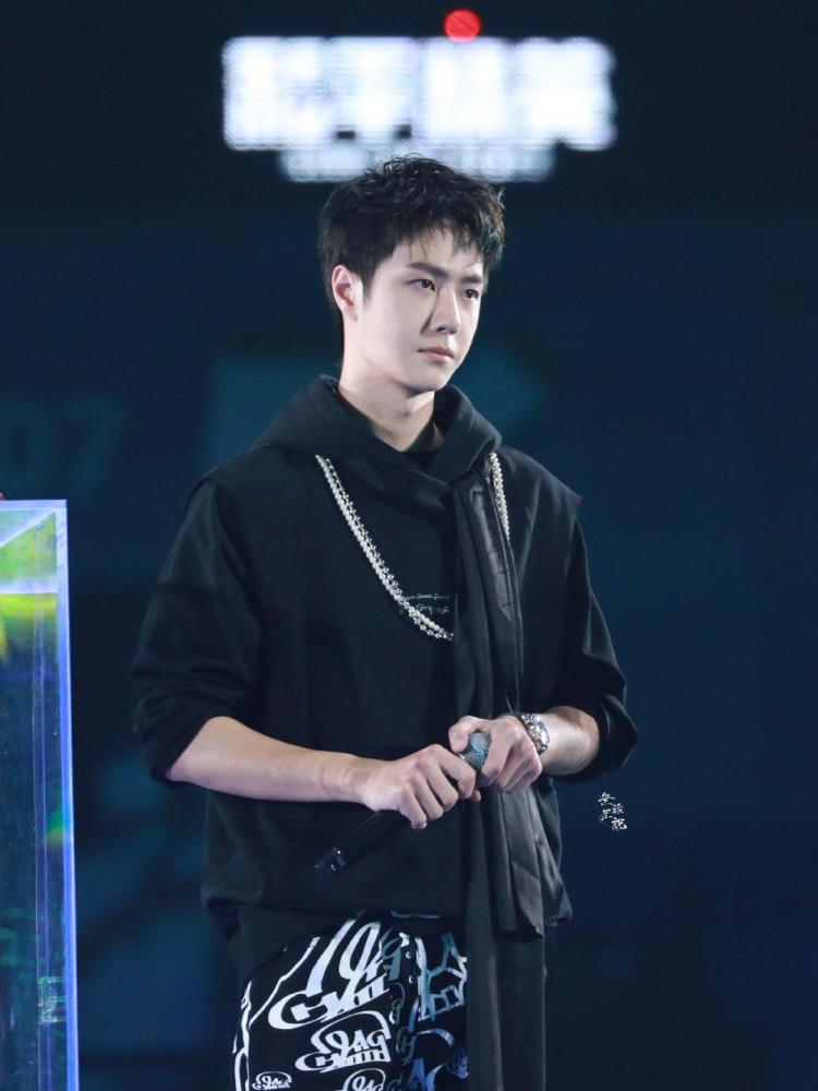 王一博舞台造型生图 黑色连帽卫衣搭配字母印花裤 帅到爆 腾讯新闻