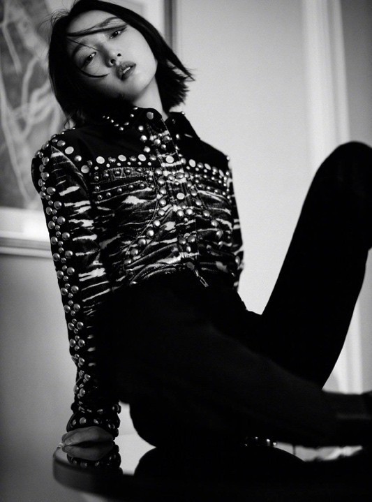 周冬雨黑金铆钉紧身衣好酷棕色口红气质绝了网友惊呼酷女孩