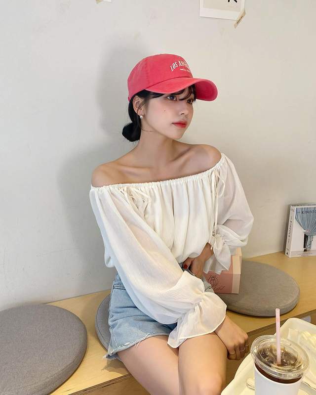 肩膀好看的女生别错过一字肩衬衫,轻松展露直角肩,颇有女神范儿