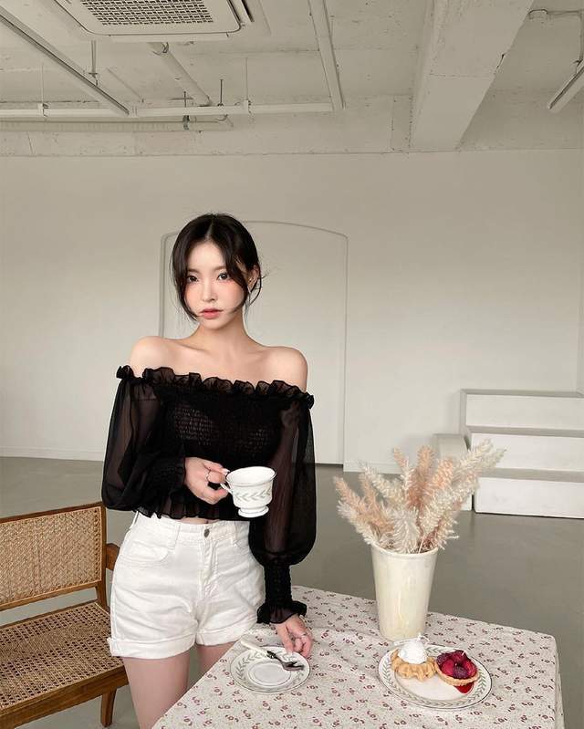 肩膀好看的女生别错过一字肩衬衫,轻松展露直角肩,颇有女神范儿