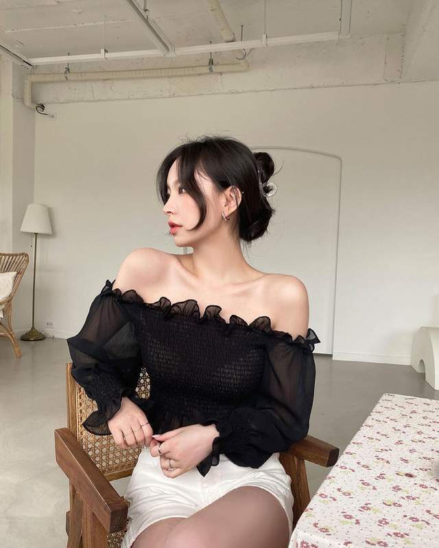 肩膀好看的女生别错过一字肩衬衫轻松展露直角肩颇有女神范儿