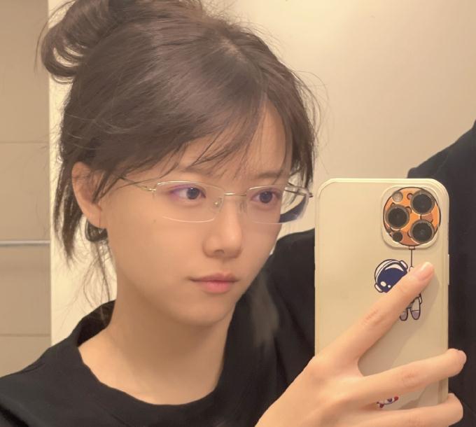 lpl主持骆歆主动公开素颜没了黑色开叉裙颜值一样顶