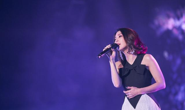 天后许美静近照头发乱成鸟窝曾火过王菲却为情沦落街头卖唱