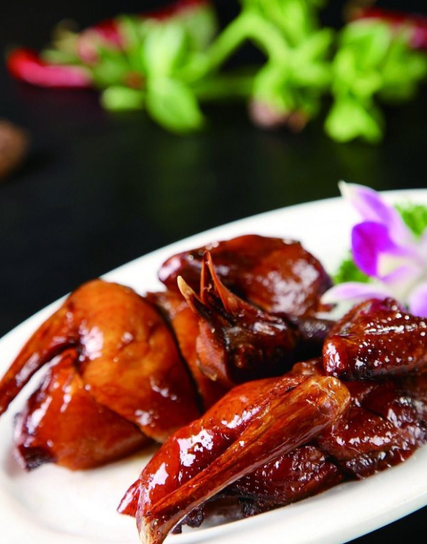 香酥可口的烧乳鸽