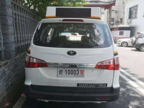 郴州一公安巡逻车自制车牌上路被指违法回应工作需要