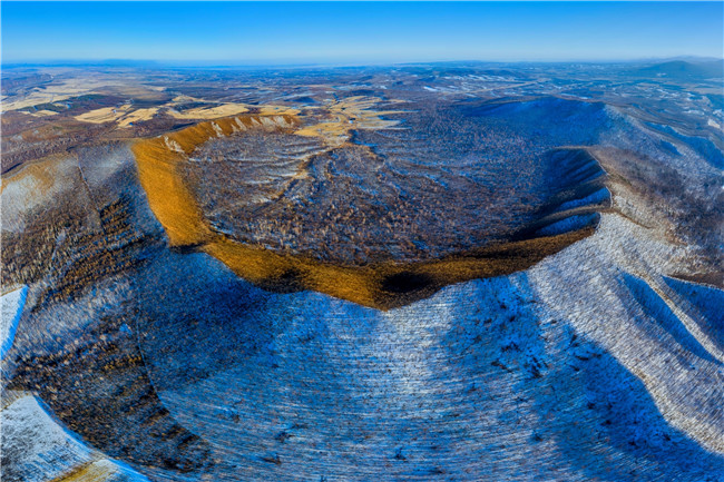依兰陨石坑冰川遗迹图片