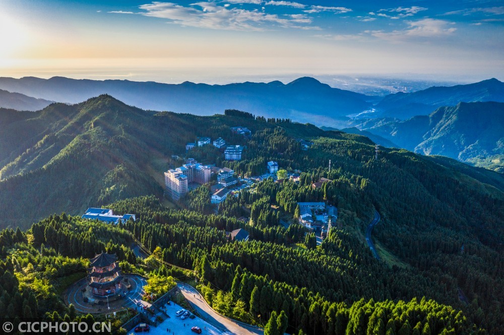 四川什邡:钟鼎寺晨曦美如画