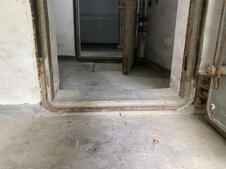 人防门槛地下车库这个小区的地下车库,通常是几个楼公用一个.