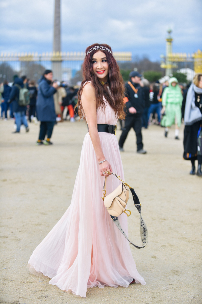 温碧霞55岁还爱扮少女,穿白色吊带裙温柔性感,看着真像18岁少女