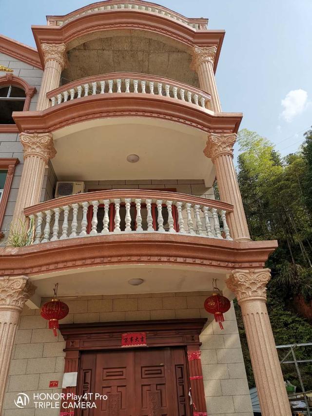 这就是堂哥新盖的房子了,一栋漂亮的三层的小洋房!