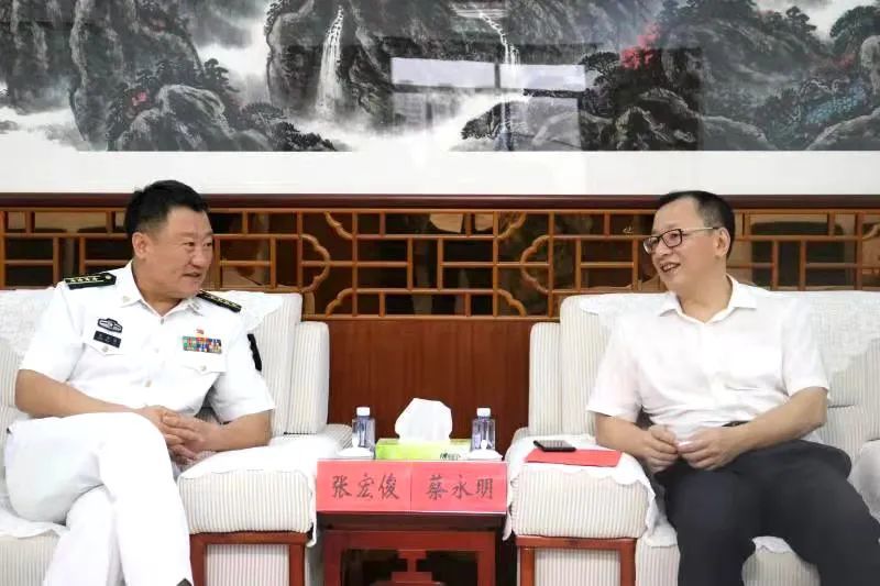 区委主要领导带队到汕头警备区开展"八一"拥军慰问
