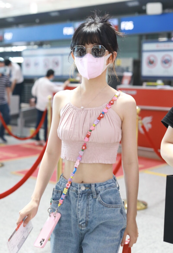 赖美云身材比例出众,穿短款吊带搭配牛仔裤,细腰长腿抢眼又抢镜_腾讯