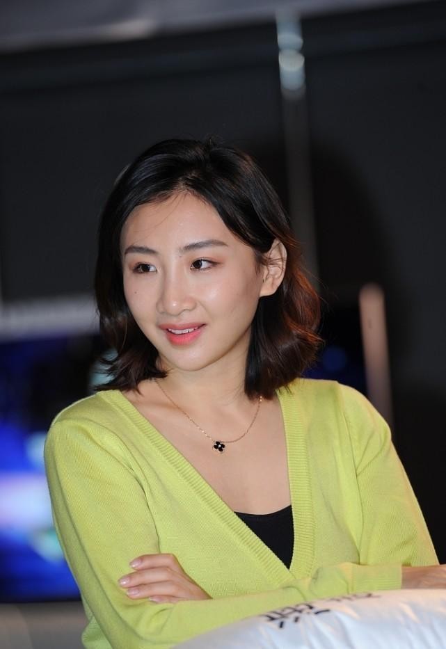 何雯娜退役后还挺会打扮,穿淡黄色开衫好温柔,但笑起来却挺邻家