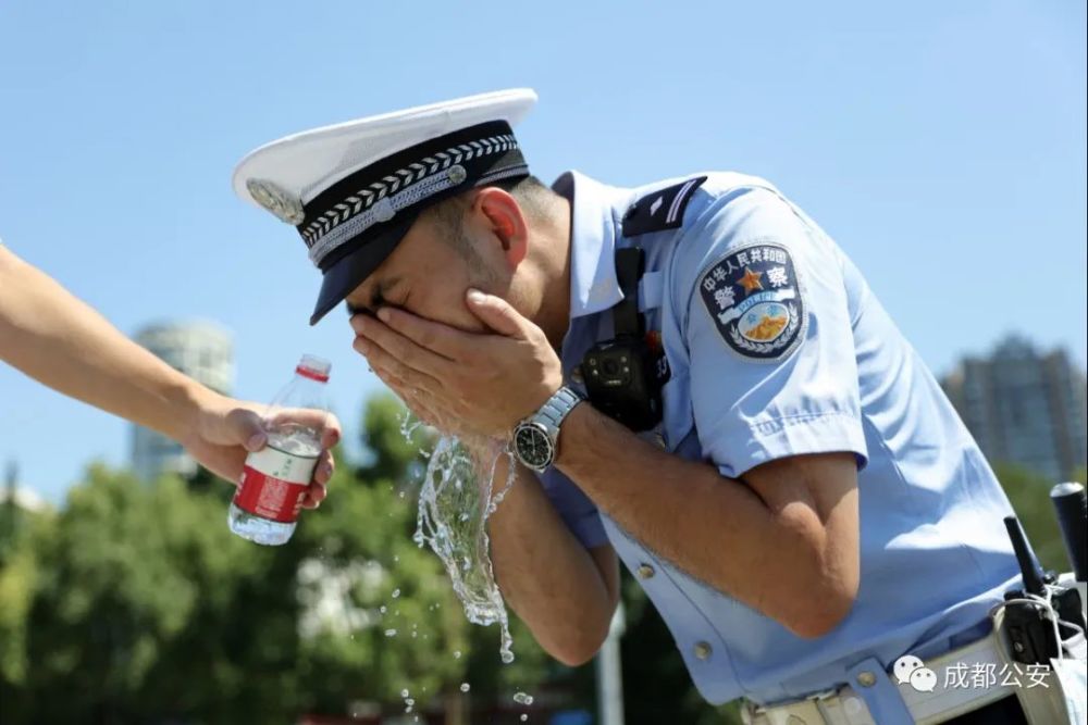 烈日下的青春,热浪中的交警_腾讯新闻