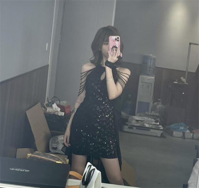 周淑怡晒出最新造型打工还穿黑色亮片裙粉丝直呼太烧了