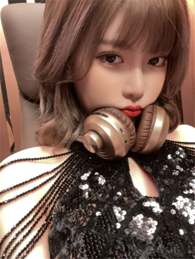 周淑怡晒出最新造型打工还穿黑色亮片裙粉丝直呼太烧了