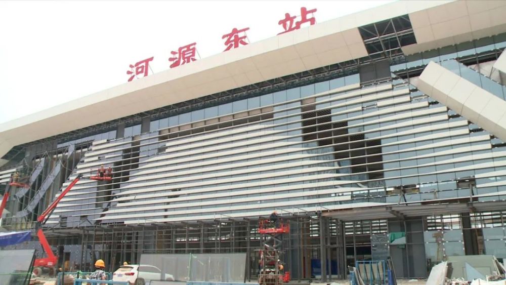 快看赣深高铁河源东站惊现一群蜘蛛人