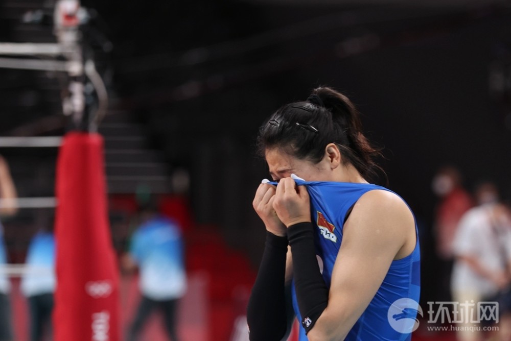 中国女排告别战3:0战胜阿根廷,郎平与女排姑娘逐一拥抱,泪洒赛场