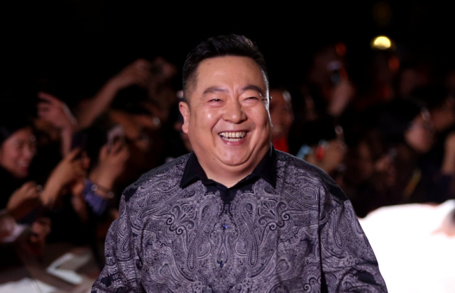 主持人董浩真是越来越发福了,但胖得不油腻,穿搭还挺清爽的_腾讯新闻