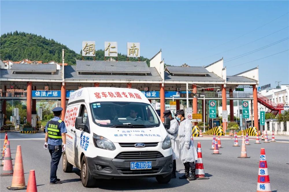 "连日来,在高速铜仁南站路口收费站,万山区交警,特巡警,交通运输综合
