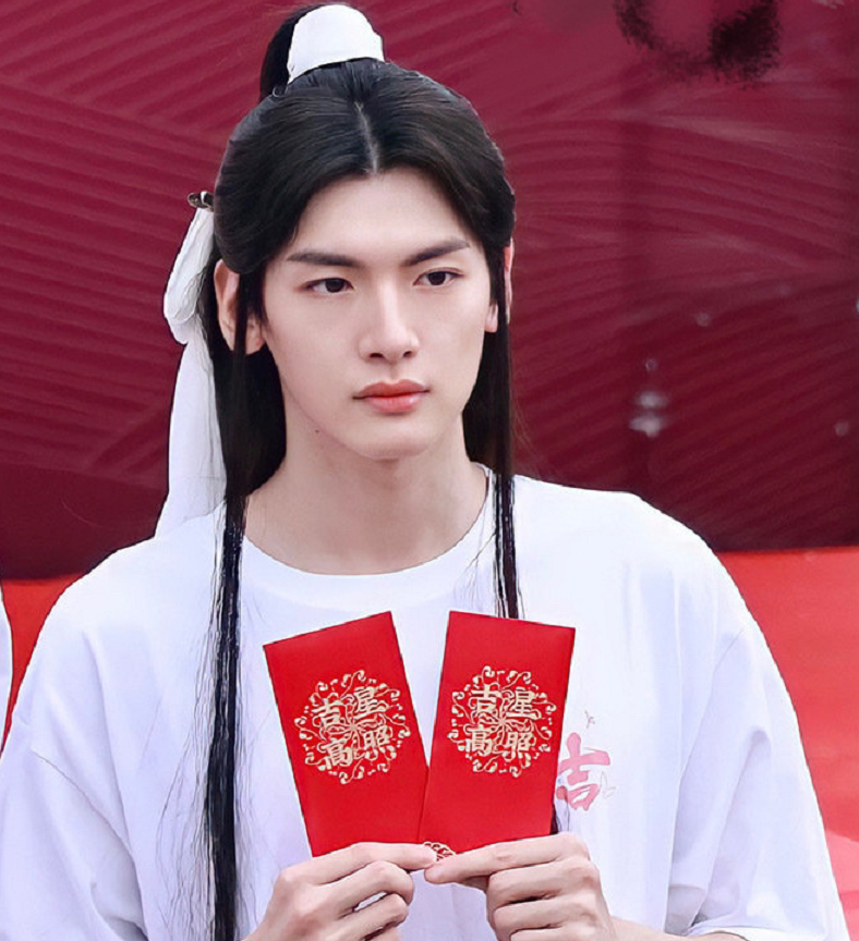 发型与《天官赐福》动漫和漫画一致,不过与演员的匹配度不高.