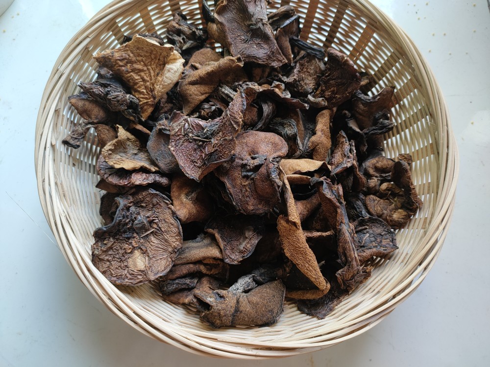 生长在泰山脚下的一种野生菌当地人用来炖鸡吃出锅太香了